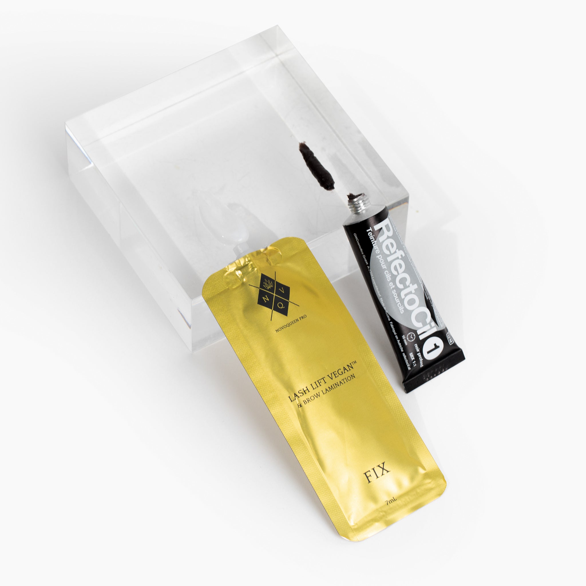 Lotion Fix Lash Lift Vegan FIX en Sachet refermable doré avec teinture Refectocil noire pour cils et sourcils