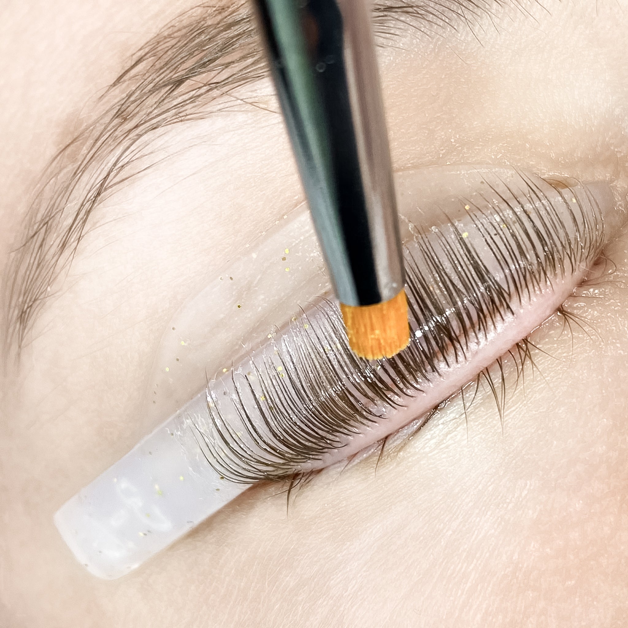 Pinceau Noir Professionnel Plat pour Lash Lift - Aide à Séparer les Cils Naturels et à répartir uniformément la colle Sticky, offrant une tension parfaite sur les cils naturels sur les coussins en silicones