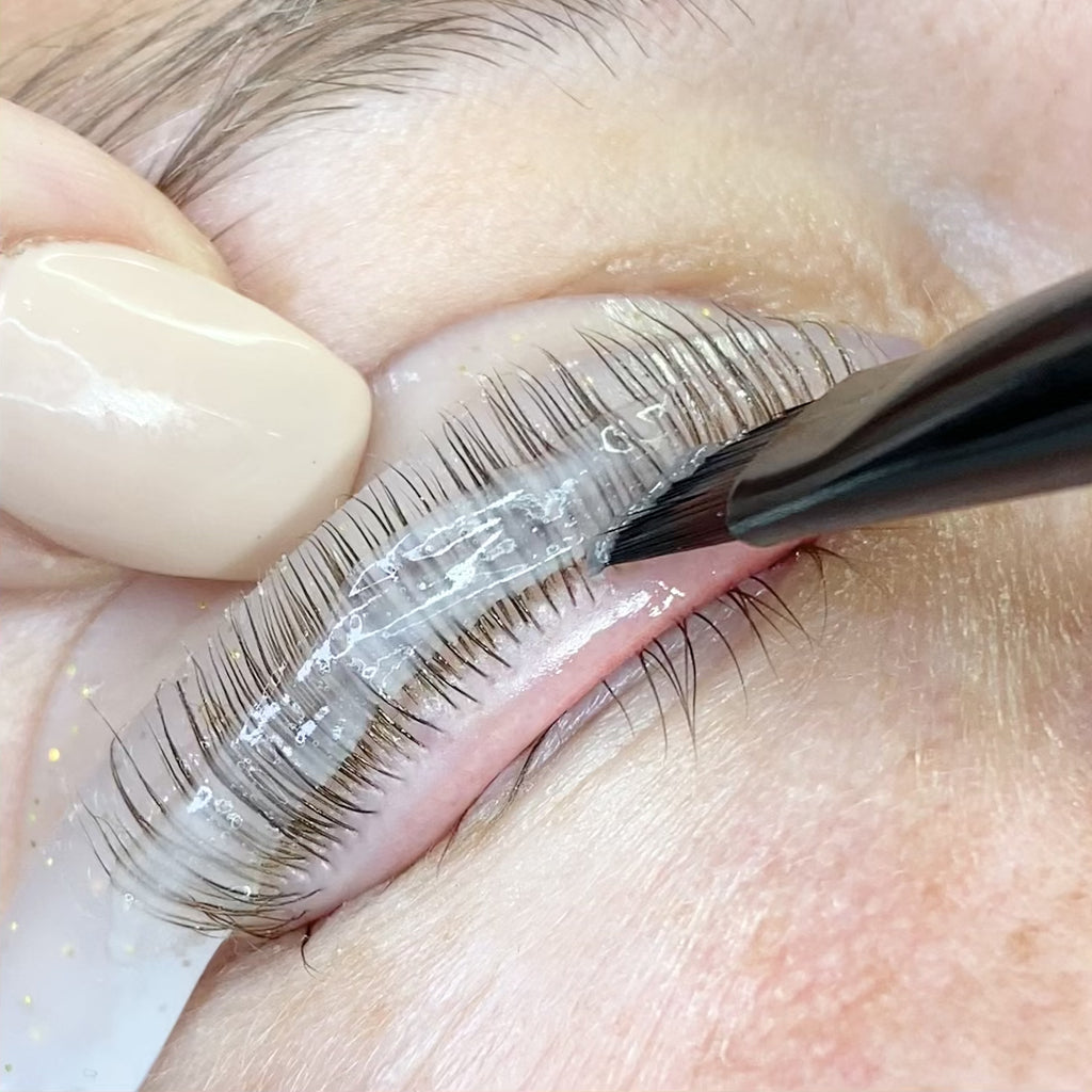 Vidéo de Démonstration sur Modèle de l'Utilisation du Pinceau Professionnel Noir avec une forme angulaire courte pour le Retrait de la Lotion de Lash Lift.