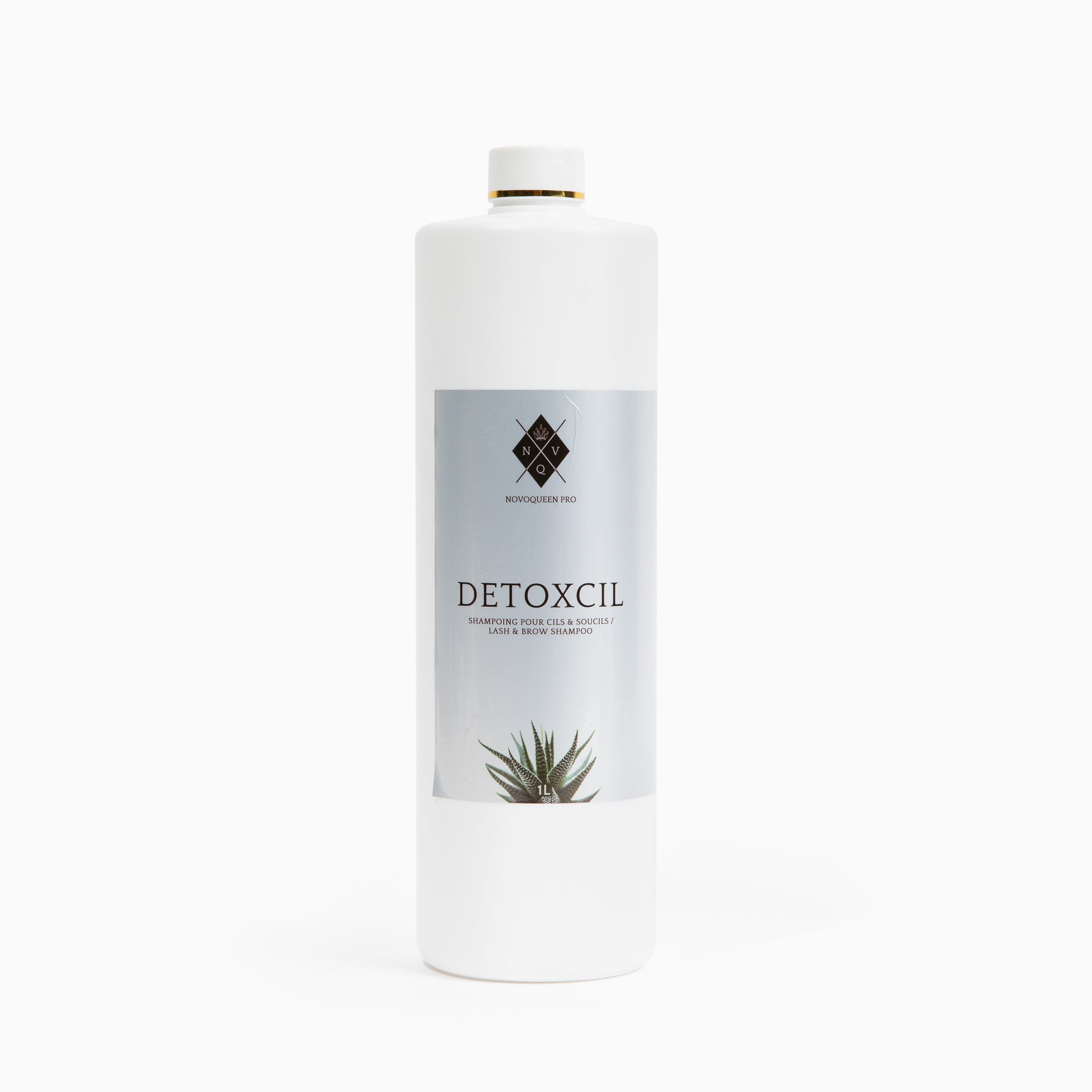 Recharge de shampooing Detoxcil de NVQ pour cils et sourcils, format 1 L. Parfait pour recharger les bouteilles de shampooing de 50 ML. Idéal pour tous les professionnels des cils, spécialement conçu pour les peaux sensibles. Formule végétalienne, sans parabène et sans huile.