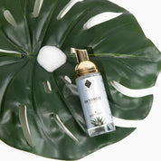 Shampooing pour cils et sourcils - Formulé spécialement pour les peaux sensibles ! Nettoyez en douceur vos cils et sourcils avec notre shampooing délicat. Parfait pour les techniciens en rehaussement de cils, ce produit est également idéal pour la revente à vos clients. Vegan et adapté aux peaux sensibles, il prend soin de vos cils au quotidien. Essayez-le dès maintenant et découvrez pourquoi il est plébiscité par les professionnels !