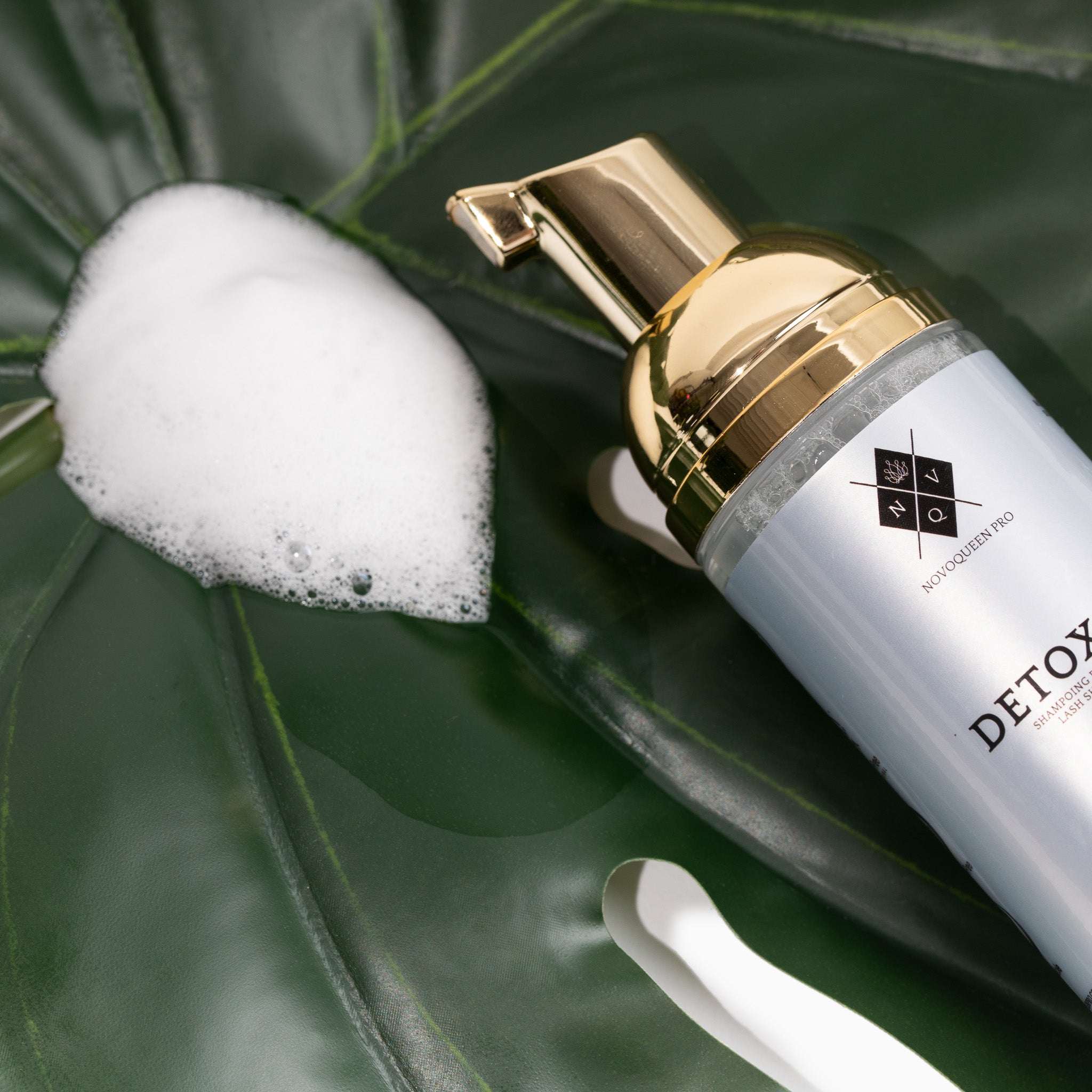 Shampooing Detoxcil de NVQ pour cils et sourcils, mousse blanche, idéal pour peaux sensibles. Formule spécialement conçue pour les professionnels du rehaussement de cils. Parfait également en tant que produit de revente pour vos clients. Idéal pour un nettoyage quotidien des cils.