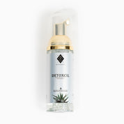 Shampooing Detoxcil de NVQ pour cils et sourcils, 50 ML. Formule sans parabène, sans huile et végétalienne avec bouchon doré. Spécialement conçu pour les peaux sensibles. Parfait pour toutes les techniciennes de cils et pour toute personne cherchant un shampooing doux pour la peau sensible. Idéal pour les extensions de cils.