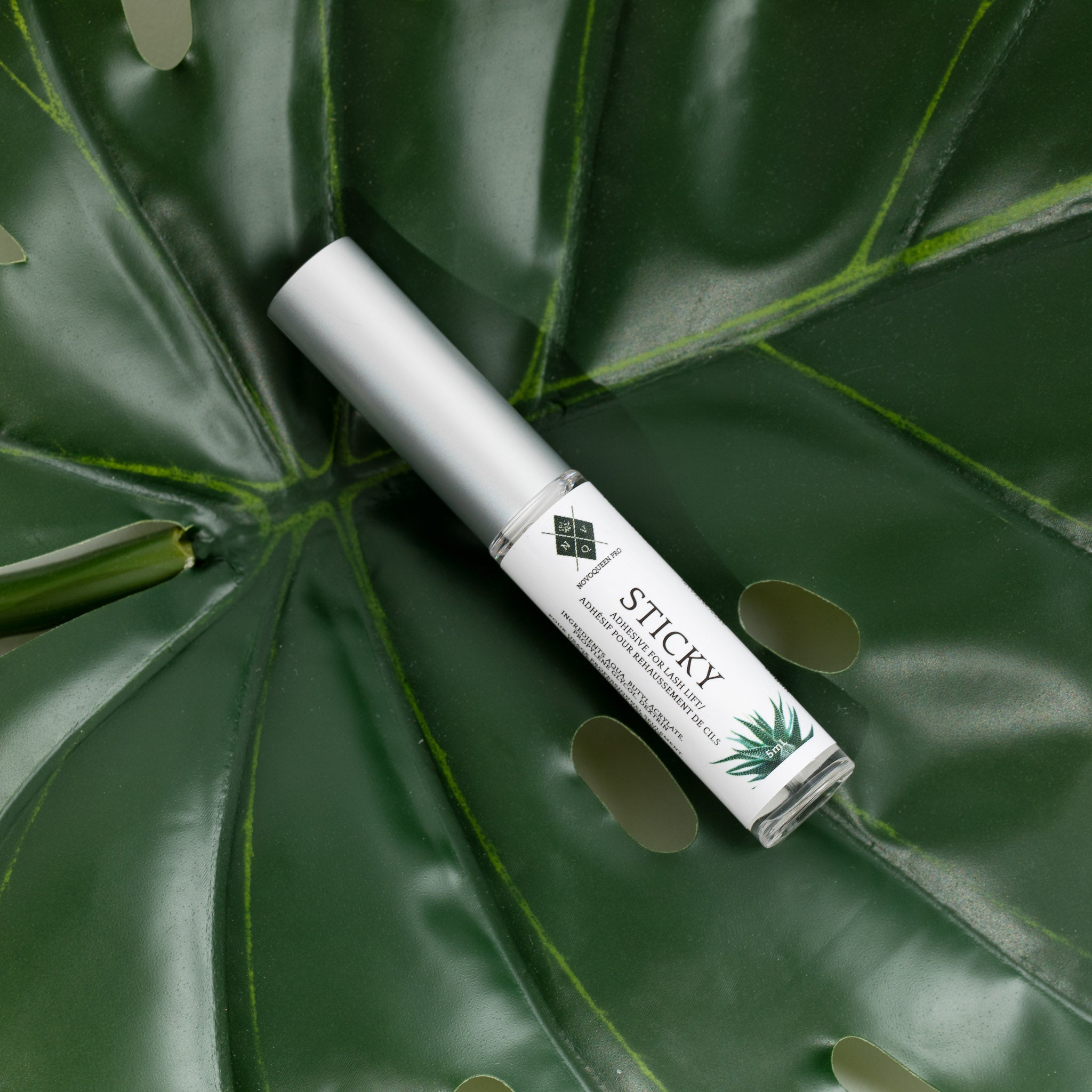Colle Sticky pour le rehaussement de cils, application facile en seulement 2 à 3 mouvements. Ingrédients de haute qualité pour une adhérence supérieure et des résultats professionnels de qualité. 100% végétalien, sans formaldéhyde, sans parabène et non testé sur les animaux