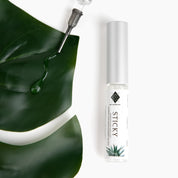 Colle Lash Lift STICKY Adhesive - l'application de la colle est facile et ne nécessite que 2 à 3 mouvements, permettant un processus rapide et efficace. Pour minimiser le gaspillage de colle, il est recommandé d'acheter notre colle de rehaussement de cils avec la seringue STICKY. Cette combinaison permet un dosage précis et une utilisation économique de la colle. De plus, la buse à embout en forme d'aiguille facilite l'application précise de la colle.