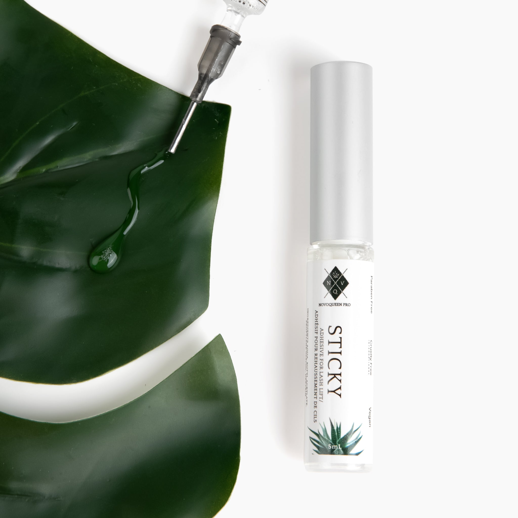 Colle Lash Lift STICKY Adhesive - l'application de la colle est facile et ne nécessite que 2 à 3 mouvements, permettant un processus rapide et efficace. Pour minimiser le gaspillage de colle, il est recommandé d'acheter notre colle de rehaussement de cils avec la seringue STICKY. Cette combinaison permet un dosage précis et une utilisation économique de la colle. De plus, la buse à embout en forme d'aiguille facilite l'application précise de la colle.