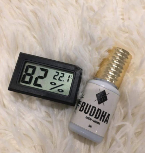 Colle d'extensions de cils noir Buddha - Adhésif noir de qualité professionnelle, température optimale de 22,1°C pour une colle optimale, image avec un thermomètre pour montrer la température idéale | Buddha black eyelash extension glue - Professional-grade black adhesive, optimal temperature of 22.1°C for optimal glue performance, image featuring a thermometer to demonstrate the ideal temperature