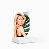 Présentoir de Produits NovoQueen Blanc avec Affiche Promotionnelle Hydracil mettant en vedette Stacey de OD en tant que modèle